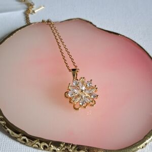 Flower Spinning Stainless Steel Chain Gold Necklace